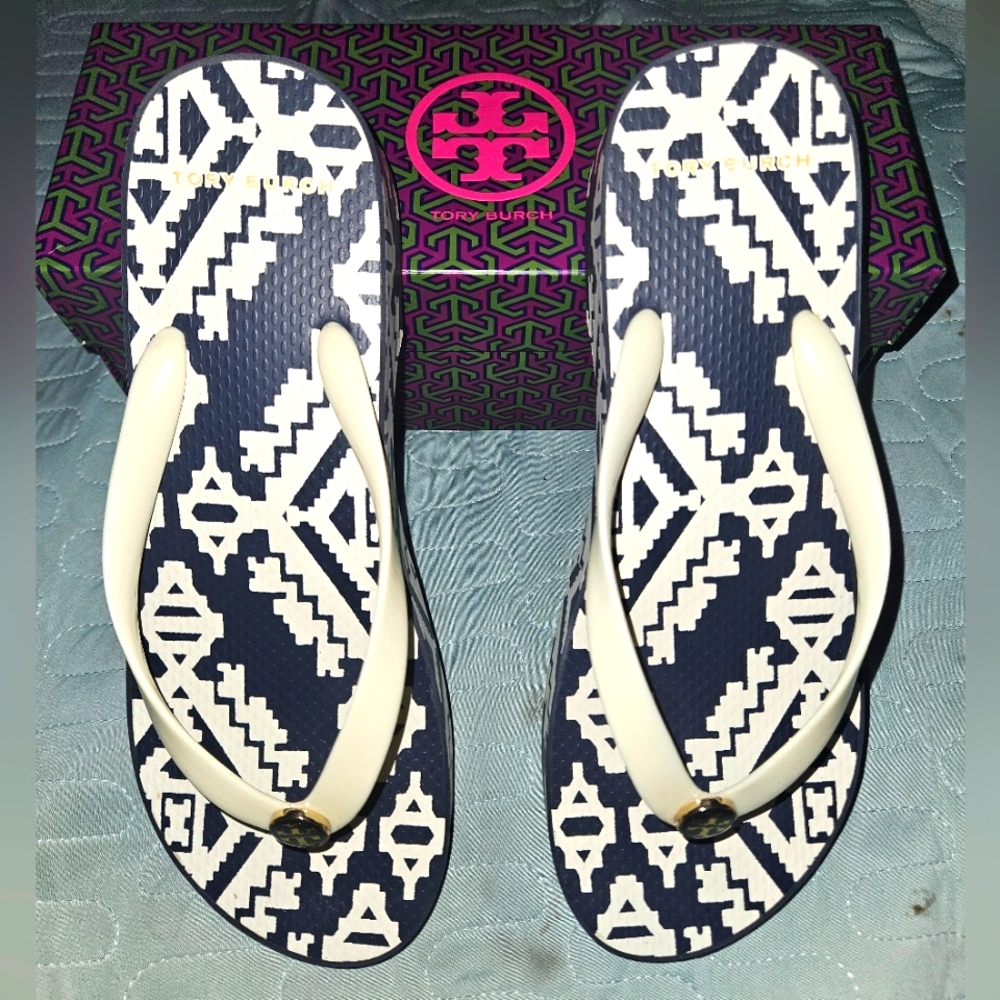 Tory burch perfect ivory tapestry geo navy blue Wedge platform flip flops sz 10